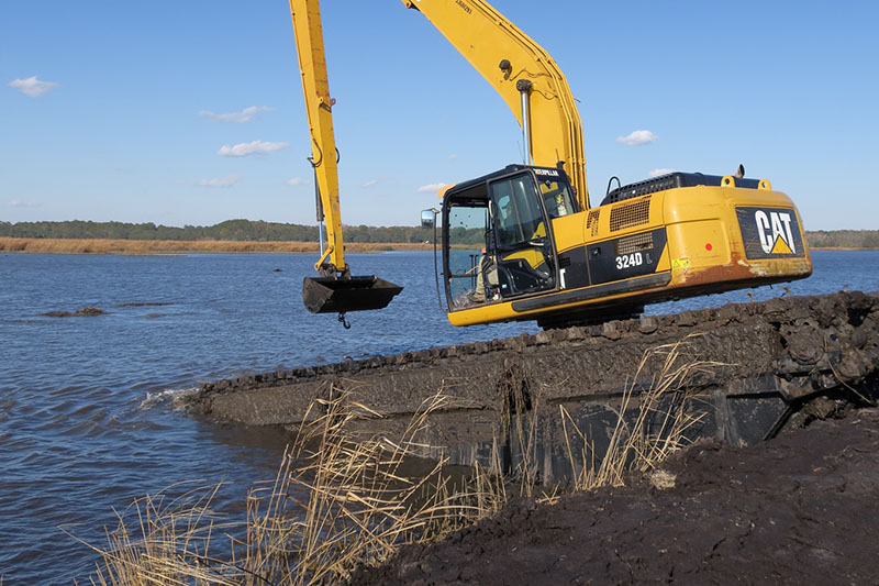 7-EIK-AM250-Amphibious-undercarriage-with-CAT324D-long-reach-excavator