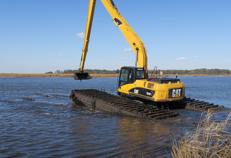 8-EIK-CAT-Amphibious-excavator