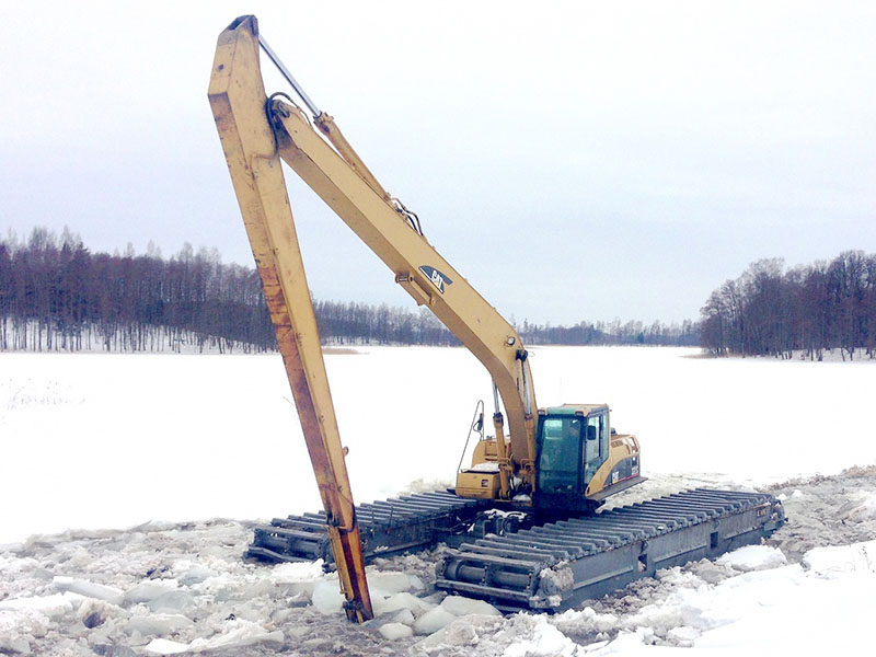 9-EIK-Amphibious-Excavator-working-in-frozen-wetland